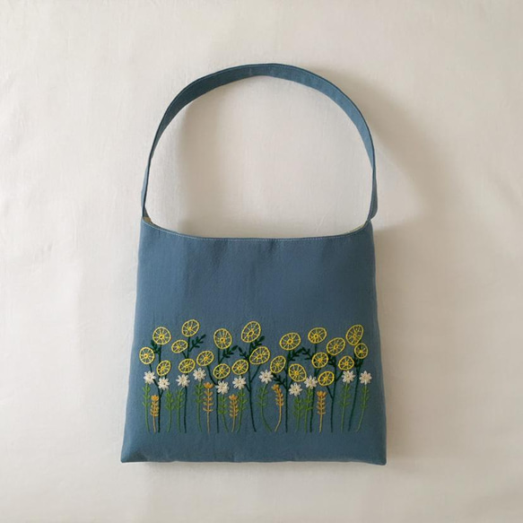 【ハンドバッグ】草花手刺繍･綿麻ハンドバッグ･ニュアンスブルー色【くが屋】 1枚目の画像