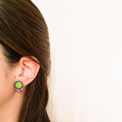 鮮やかグリーンのイヤリング 2枚目の画像
