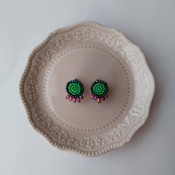 鮮やかグリーンのイヤリング 1枚目の画像