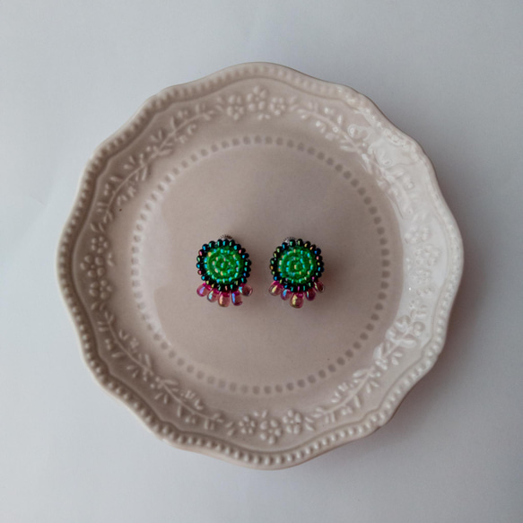 鮮やかグリーンのイヤリング 1枚目の画像