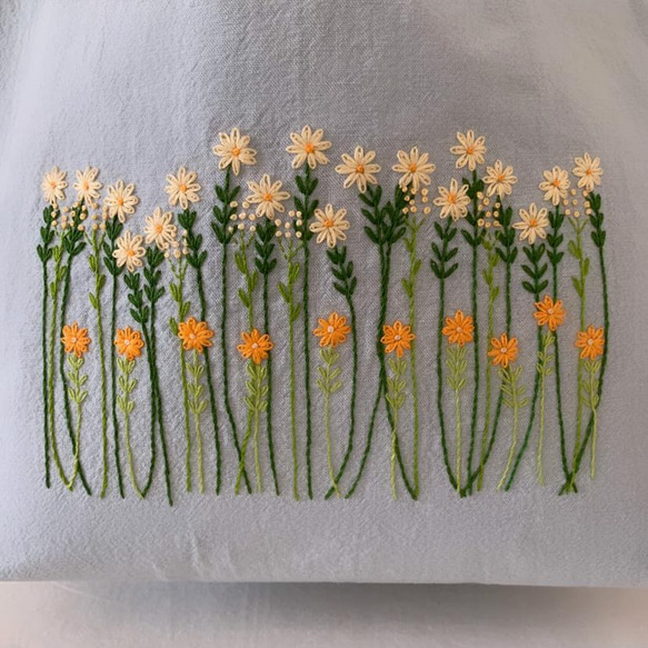 【A4大サイズ】草花手刺繍･綿麻トートバッグ･ペールブルー色【くが屋】 4枚目の画像