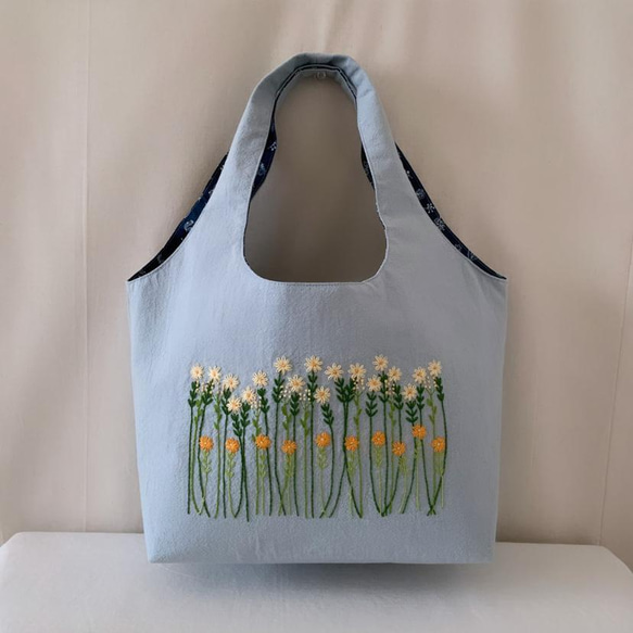 【A4大サイズ】草花手刺繍･綿麻トートバッグ･ペールブルー色【くが屋】 1枚目の画像