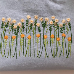 【A4大サイズ】草花手刺繍･綿麻トートバッグ･ペールブルー色【くが屋】 3枚目の画像