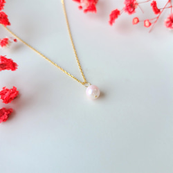 【母の日✧】一輪花の刻印ネックレス うっすら桜色のアコヤパールチャーム付きPY-295《送料無料》 9枚目の画像