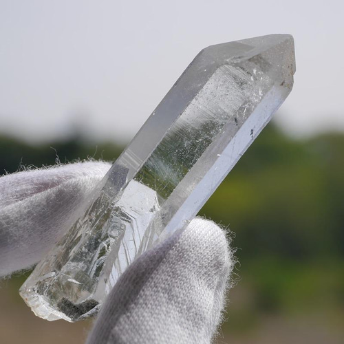 水晶ポイント（先に欠けあり）