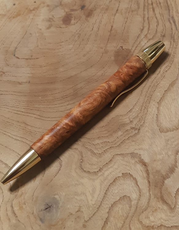 木製ボールペン ツイスト式 ロングパトリオット   花梨ブドウ杢  蜜蝋クリーム仕上げ 2枚目の画像