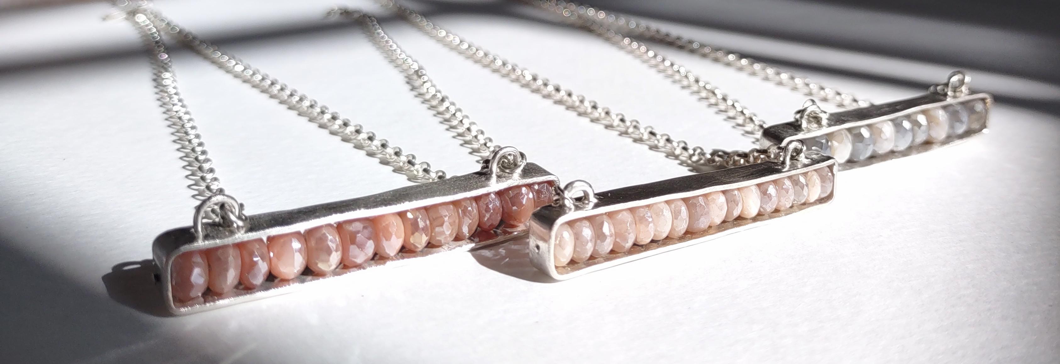 フレームバーネックレス ー ピーチムーンストーン、グレームーンストーン　シルバー925