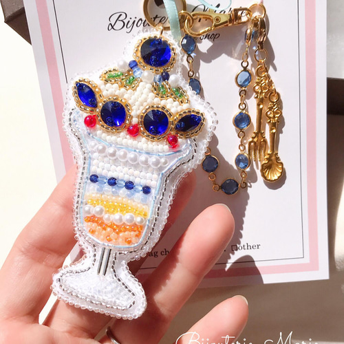 【ハシブトガラス】ビーズ刺繍ブローチバッグチャーム 送料無料・BOX付き】ビーズ刺繍バッグチャーム ✳︎Blue Princess