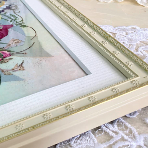 虹色台紙にあふれんばかりの押し花がたくさんはいった押し花アート額