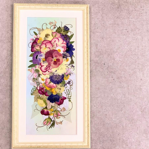 虹色台紙にあふれんばかりの押し花がたくさんはいった押し花アート額
