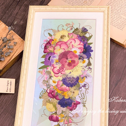 虹色台紙にあふれんばかりの押し花がたくさんはいった押し花アート額