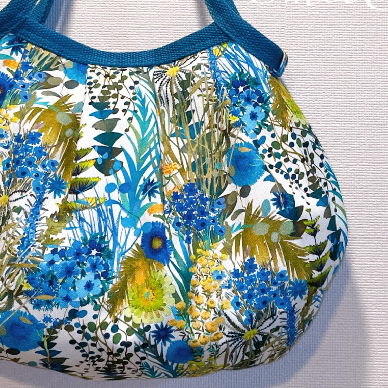 コロンと可愛いショルダーグラニーバッグ　トレスコ　ブルー　白地  ◎選べる２サイズ