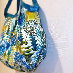 コロンと可愛いショルダーグラニーバッグ　✤リバティ✤ トレスコ　ブルー　白地  ◎選べる２サイズ 2枚目の画像