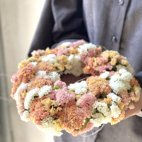 アプリコット色のスターチスとラナンキュラスの ナチュラルリース(24cm) アプリコット色のスターチスとラナンキュラスの ナチュラルリース(24cm)