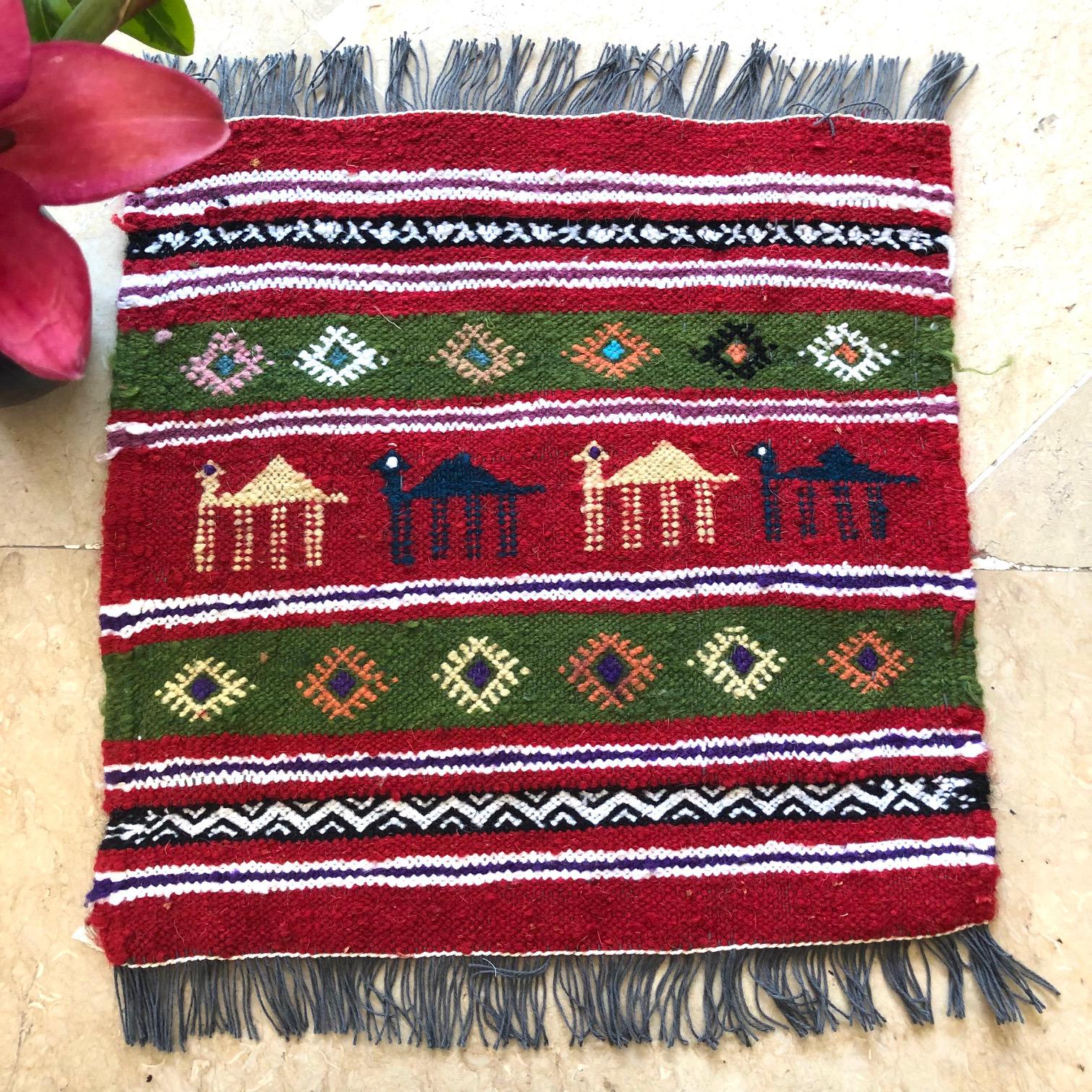 キリム　ラクダがなかよく並んでいます　レッド＆グリーンがかわいい　ちびキリム ラクダ1　約42X40cm