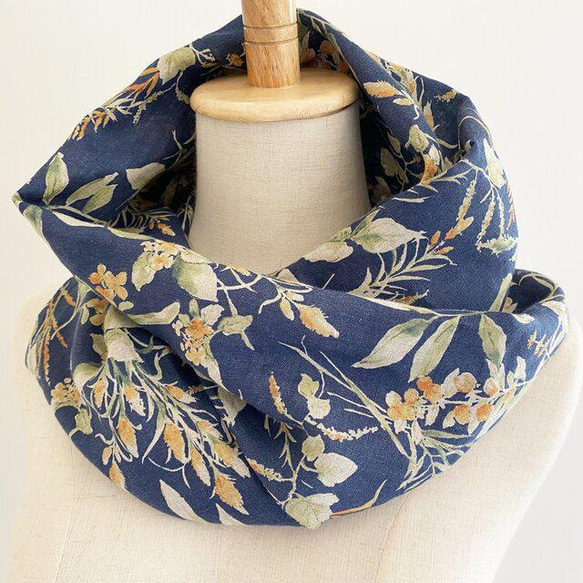 只要戴上它就看起來很時尚♡春夏圍巾採用優質亞麻製成♪植物圖案植物圖案海軍藍單層單型 第5張的照片
