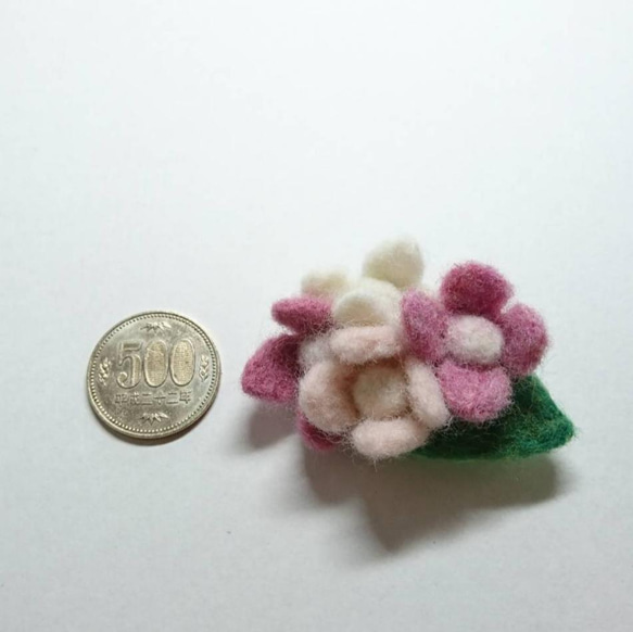 紫陽花のブローチ(ピンク) 羊毛フェルト 3枚目の画像