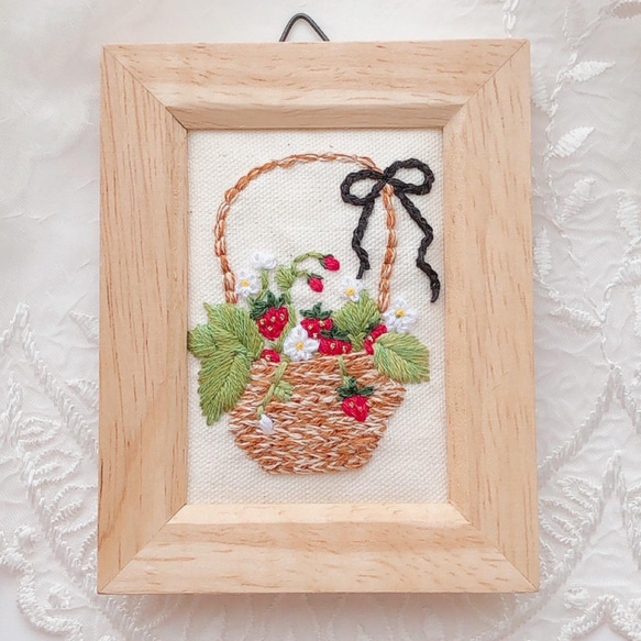 刺繍フレーム フラワーバスケット×いちご 壁飾り インテリア 刺繍フレーム フラワーバスケット×いちご 壁飾り インテリア