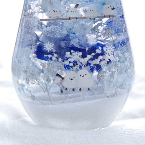 【作りたて！再販34】ひみつの森のシマエナガ　つきとゆきの降る時間　神秘的で透明感のあるブルーボトルの愛らしいシマエナガ 3枚目の画像