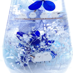【作りたて！再販34】ひみつの森のシマエナガ　つきとゆきの降る時間　神秘的で透明感のあるブルーボトルの愛らしいシマエナガ 5枚目の画像