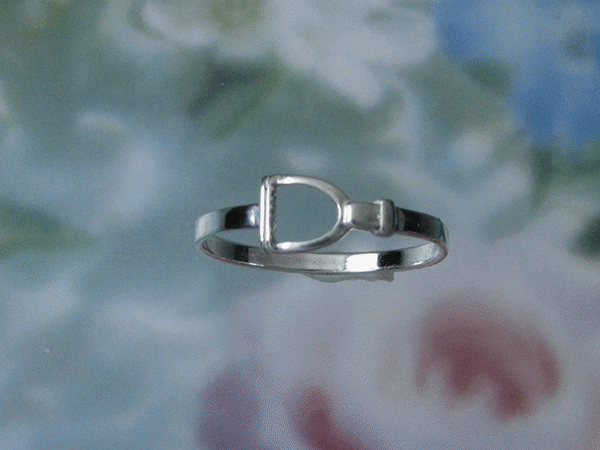 かわいいアブミのシルバーリング（950シルバー  80-2RGS ）