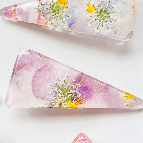 新作WEEK2022 ♡春の淡色 ビオラドライフラワー押し花三角ヘアクリップ 