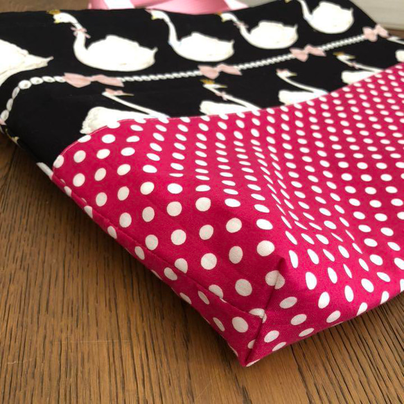 45×30×5 横大きめ レッスンバッグ スワン柄 黒×ピンク ハンドメイド 5枚目の画像