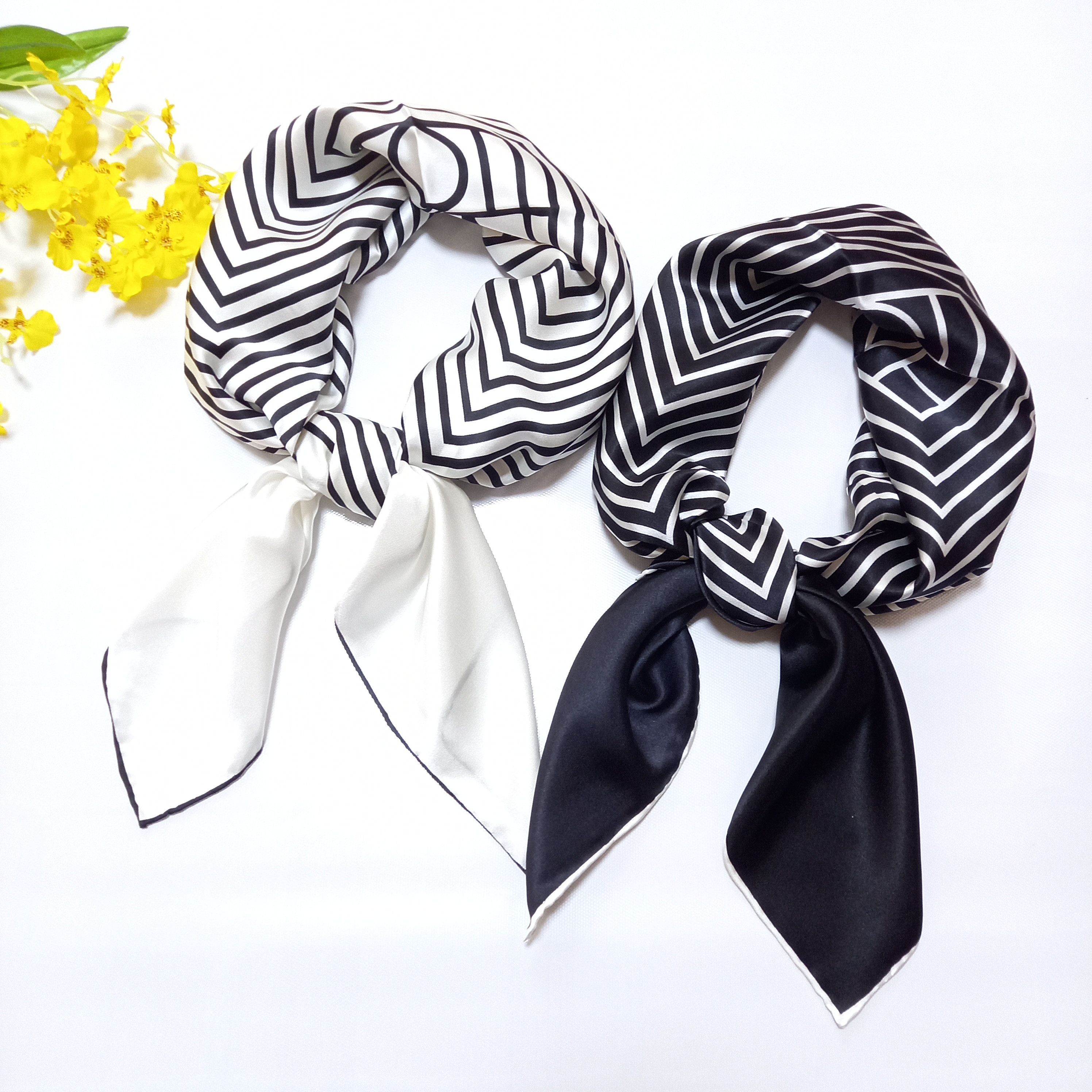 大判シルクスカーフストライプ柄大きめ　人気　華やか、艷やかスカーフ