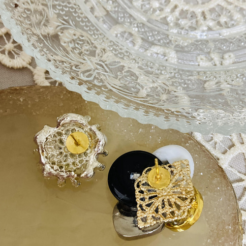 ピアス】アシンメトリー アンティーク ボタン【パール系】 ピアス 