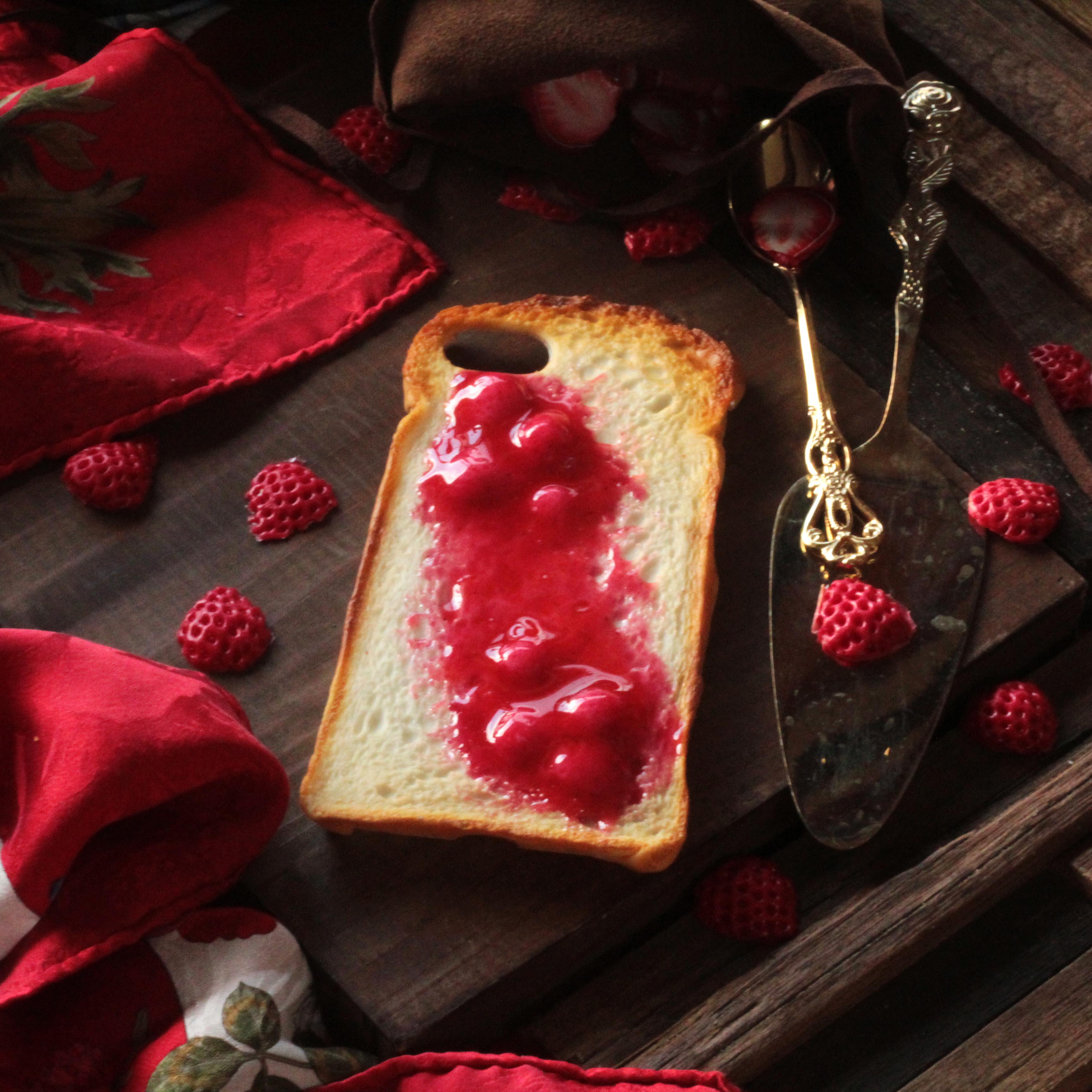 1カ月待ち〈iPhone/Android 全機種対応〉妖精の苺ソースパンのスマホケース　＊iphone16対応