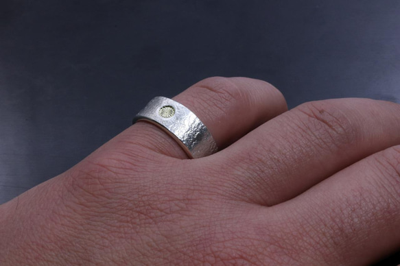 指輪 メンズ : 岩石 菊紋 平打ち シルバー リング 8mm幅 14～27号 白仕上げ シンプル 和柄 和風 ブランド 8枚目の画像