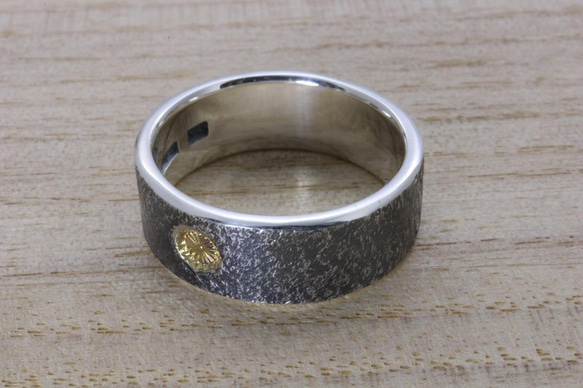 指輪 メンズ : 岩石 菊紋 平打ち シルバー リング 8mm幅 14～27号 燻仕上げ シンプル 和柄 和風 ブランド 4枚目の画像