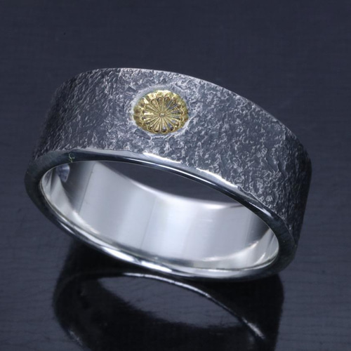 指輪 メンズ : 岩石 菊紋 平打ち シルバー リング 8mm幅 14～27号 燻