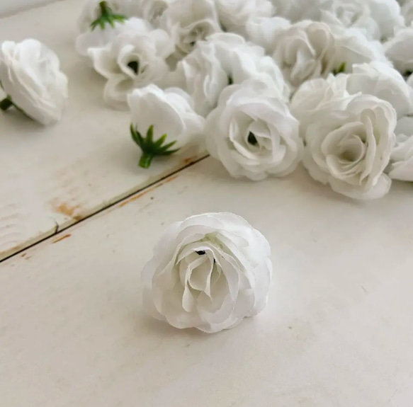 真っ白なミニバラ.* ⚘花材・造花・アーティフィシャルフラワー 2枚目の画像