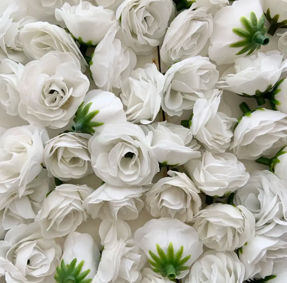 真っ白なミニバラ.* ⚘花材・造花・アーティフィシャルフラワー 1枚目の画像