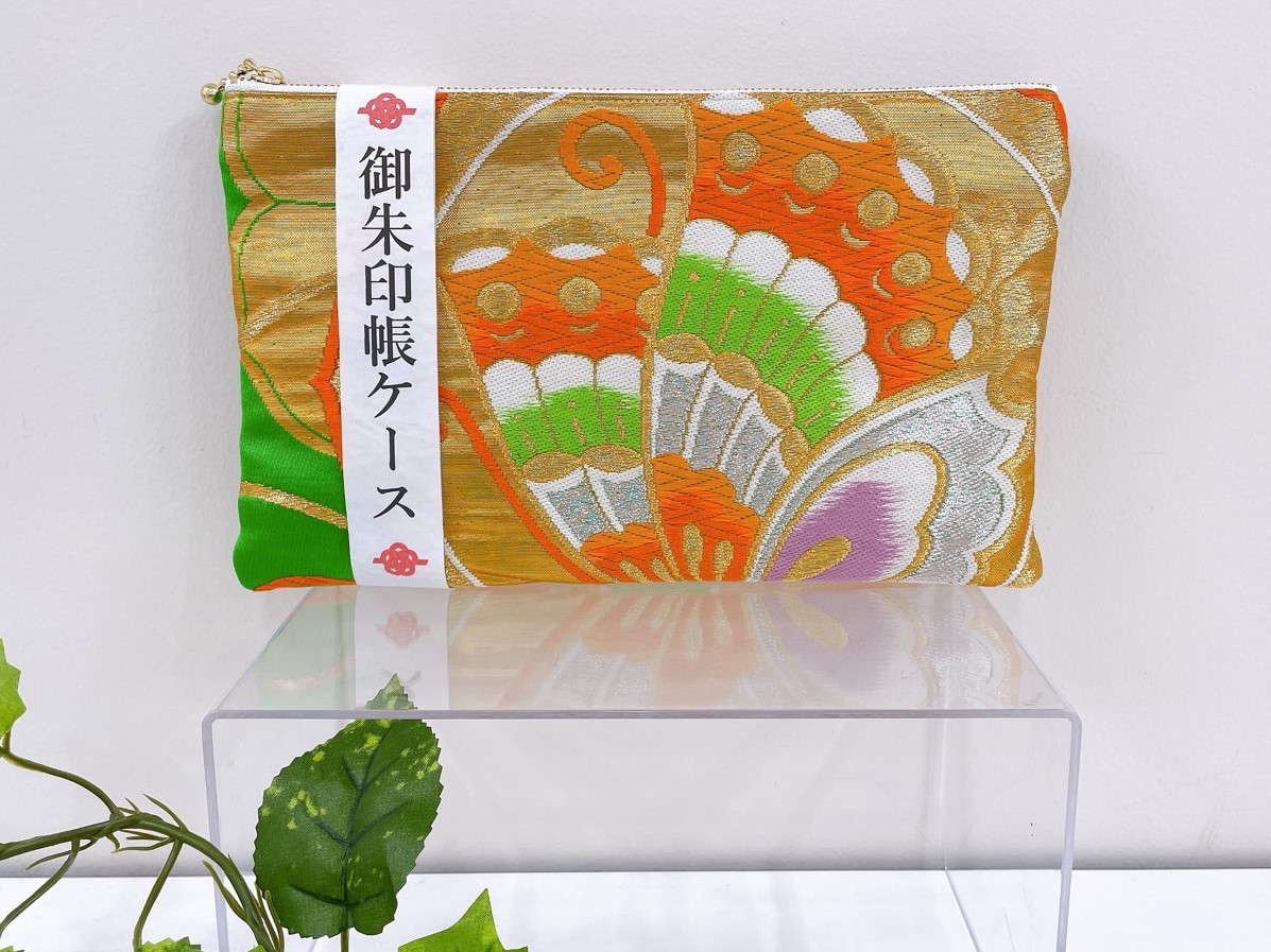 着物　御朱印帳ケース　和柄　和風　緑　蝶　丸　唐花　フラットポーチ　アップサイクル　帯　シルク