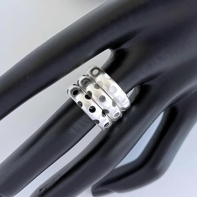 水玉模様のシルバーリング（白黒グレーのドット柄、5mm幅）