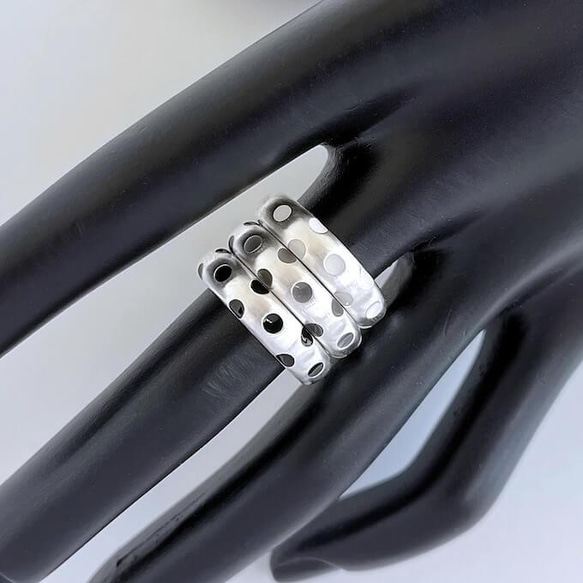 水玉模様のシルバーリング（白黒グレーのドット柄、5mm幅） 指輪