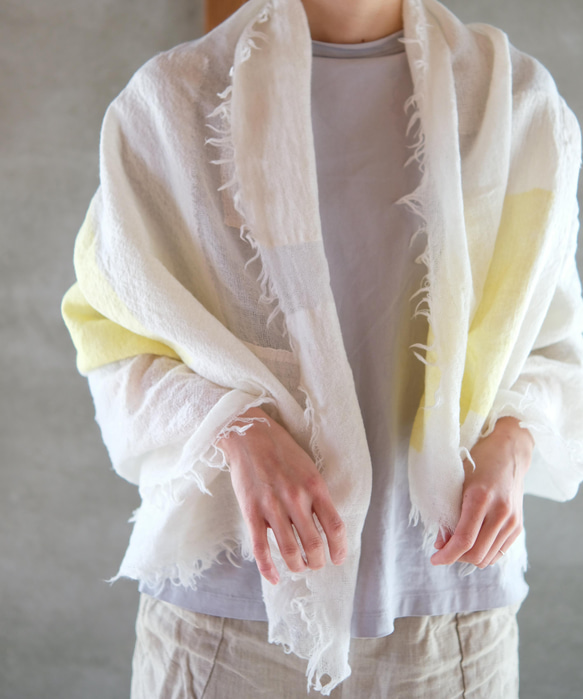 印度棉毛紗質地溫柔羊毛紗披肩直到早春◎/米白x檸檬黃【多層】 第3張的照片