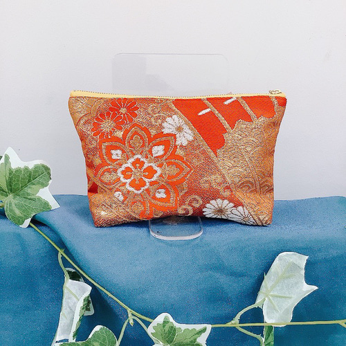 着物リメイクポーチ 着物リメイク「ポーチ」 柔らか芯を貼ってあり、底がぷっくりしてます