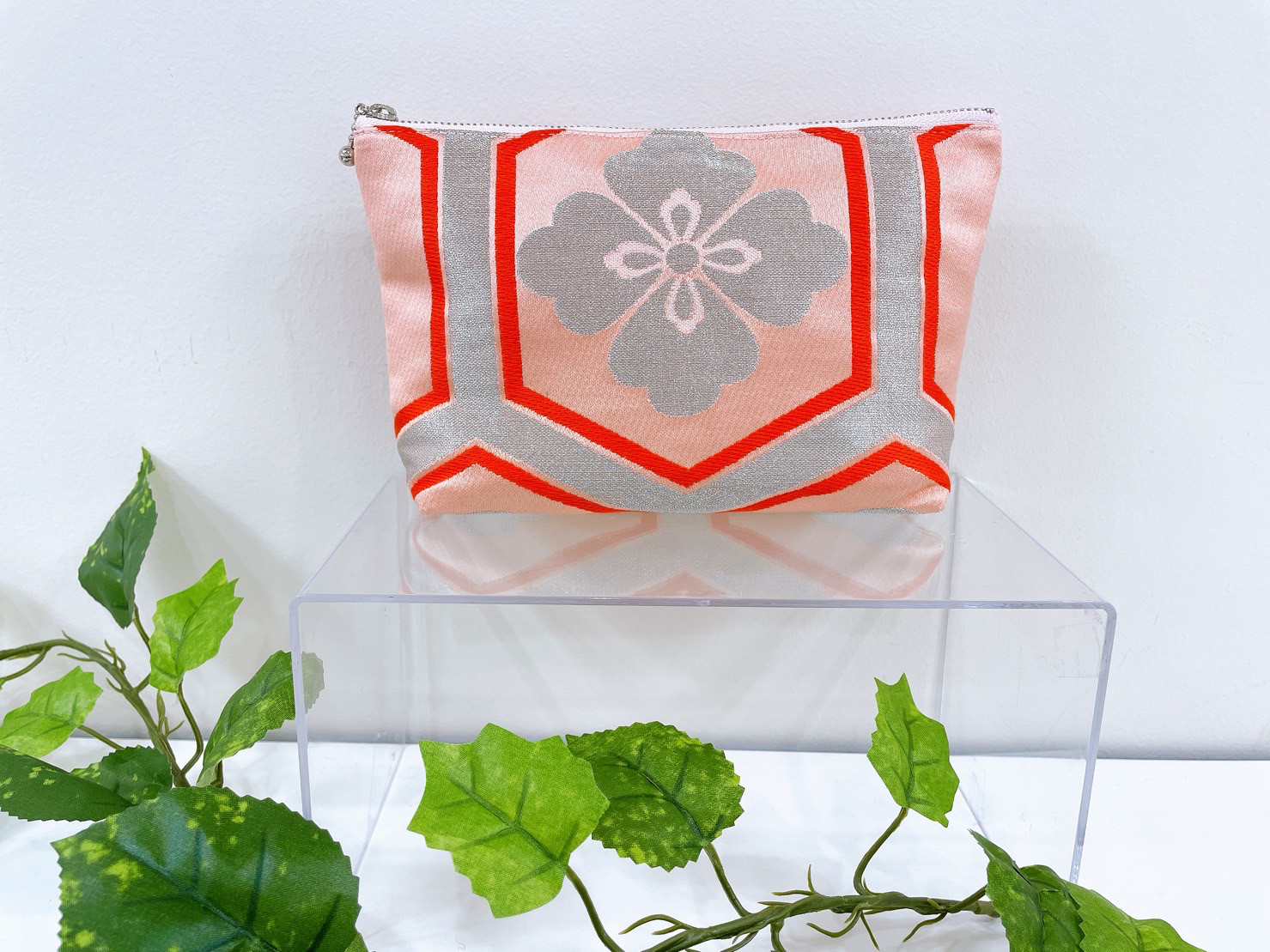 着物ポーチ　ピンク　七五三　花　亀甲　ポケット付き　シルクの美しい光沢　着物リメイク　帯　アップサイクル