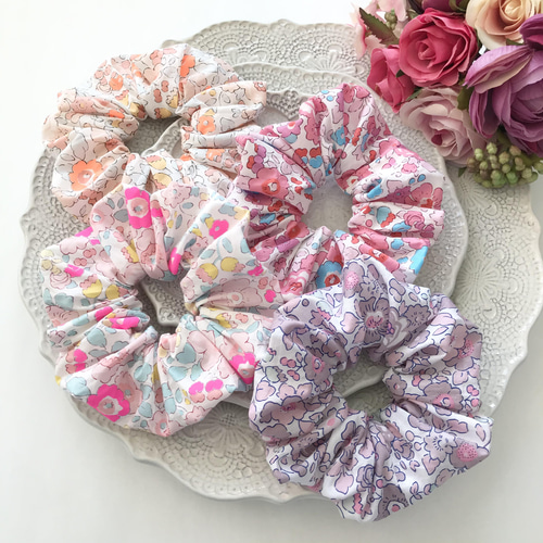 リバティプリント“ベッツィーネオンオレンジ・ピンク”のシュシュ