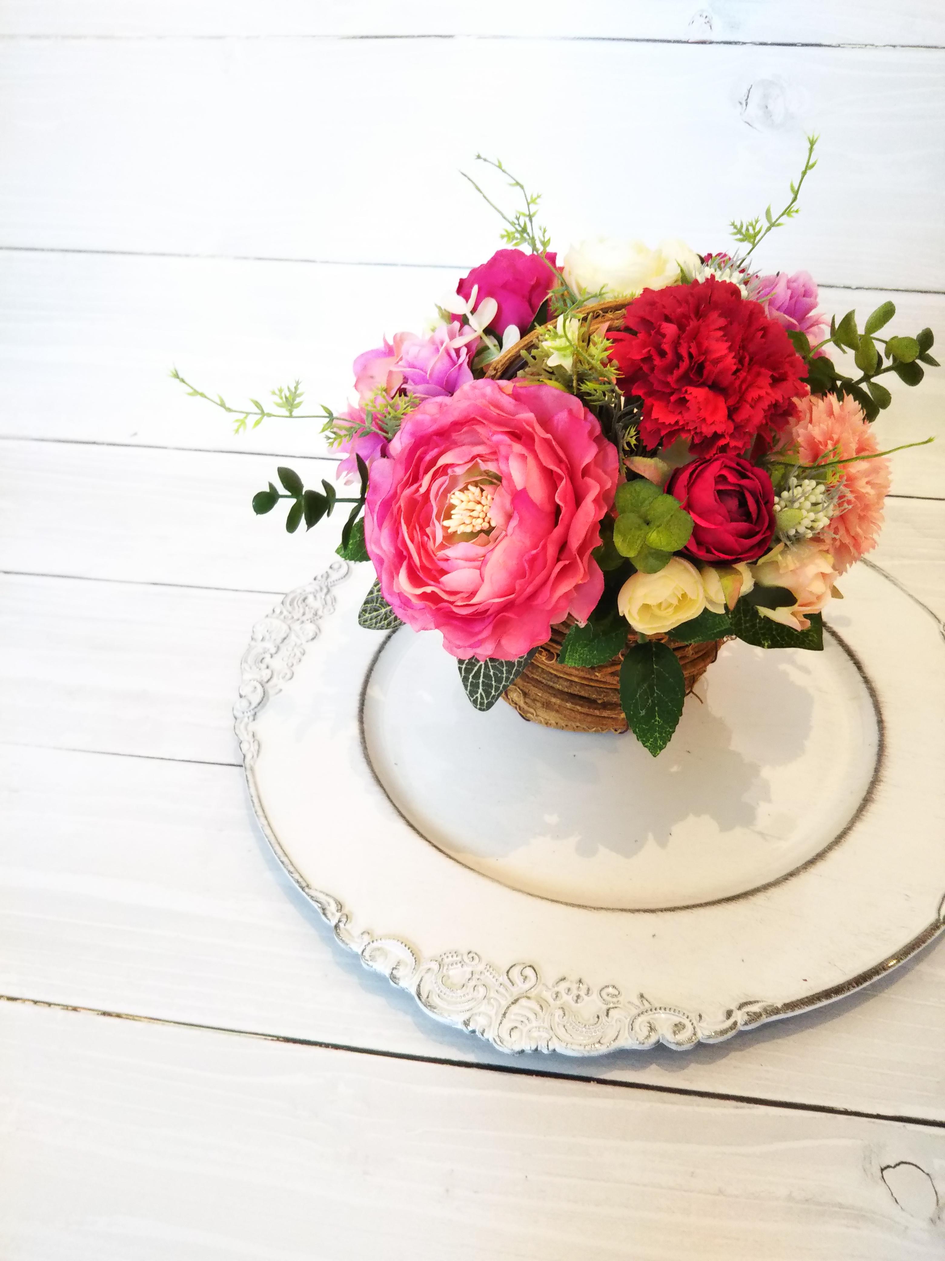 【受注再販】花かご  ラナンキュラスとカーネーションアレンジ