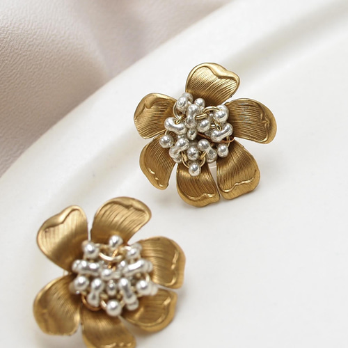 aki☆　アンティーク ヴィンテージ フラワー レリーフ ゴールド ピアス aki☆ アンティーク ヴィンテージ フラワー レリーフ ゴールド ピアス