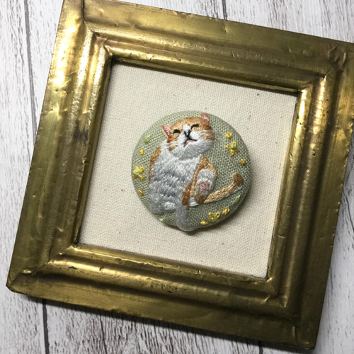 刺繍ねこのくるみボタンヘアゴム。猫ブローチ。 ヘアゴム