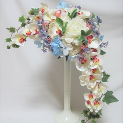 芍薬と胡蝶蘭のクレッセントブーケ♪ブートニア付き♪生花みたいに綺麗な造花です♪高品質なのに安い 3枚目の画像