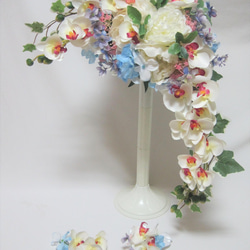 芍薬と胡蝶蘭のクレッセントブーケ♪ブートニア付き♪生花みたいに綺麗な造花です♪高品質なのに安い 2枚目の画像