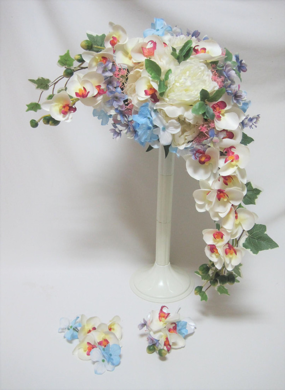 芍薬と胡蝶蘭のクレッセントブーケ♪ブートニア付き♪生花みたいに綺麗な造花です♪高品質なのに安い 2枚目の画像