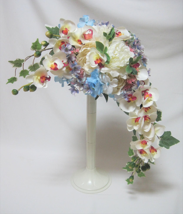 芍薬と胡蝶蘭のクレッセントブーケ♪ブートニア付き♪生花みたいに綺麗な造花です♪高品質なのに安い 13枚目の画像
