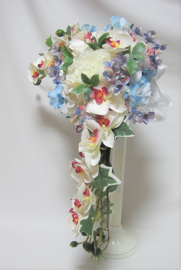 芍薬と胡蝶蘭のクレッセントブーケ♪ブートニア付き♪生花みたいに綺麗な造花です♪高品質なのに安い 5枚目の画像